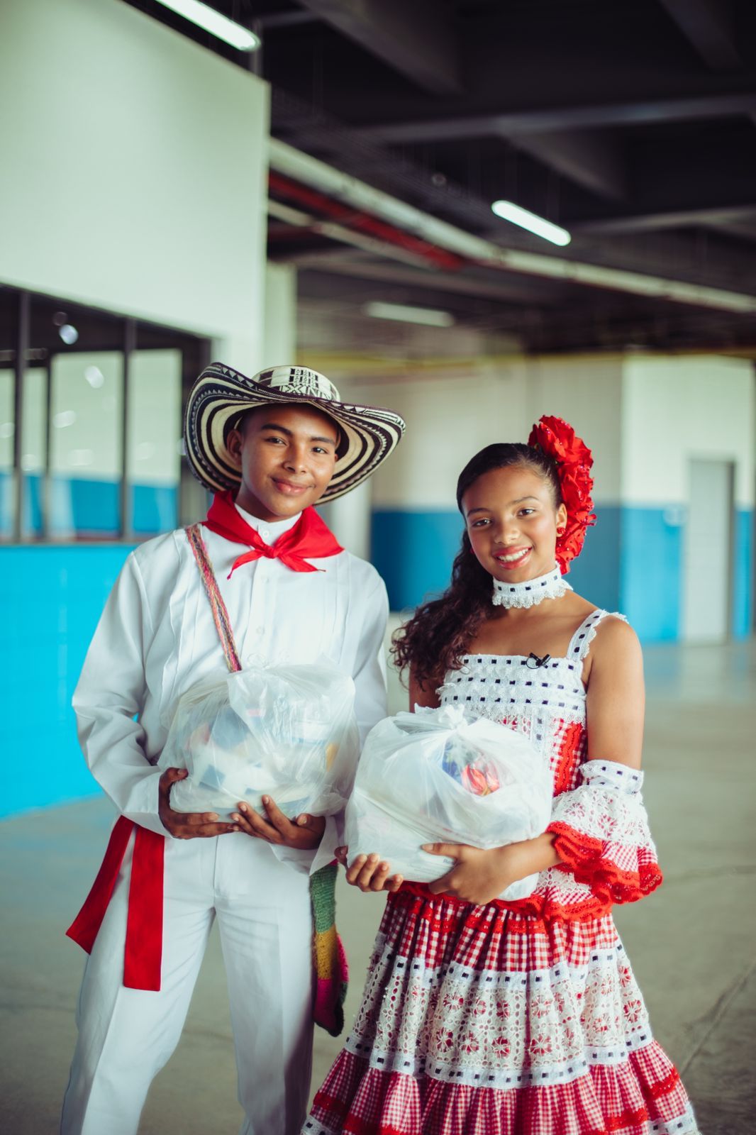 Los Reyes del Carnaval de los Niños, Tahiana y Diego, sumaron sus ayudas a las familias del Atlántico